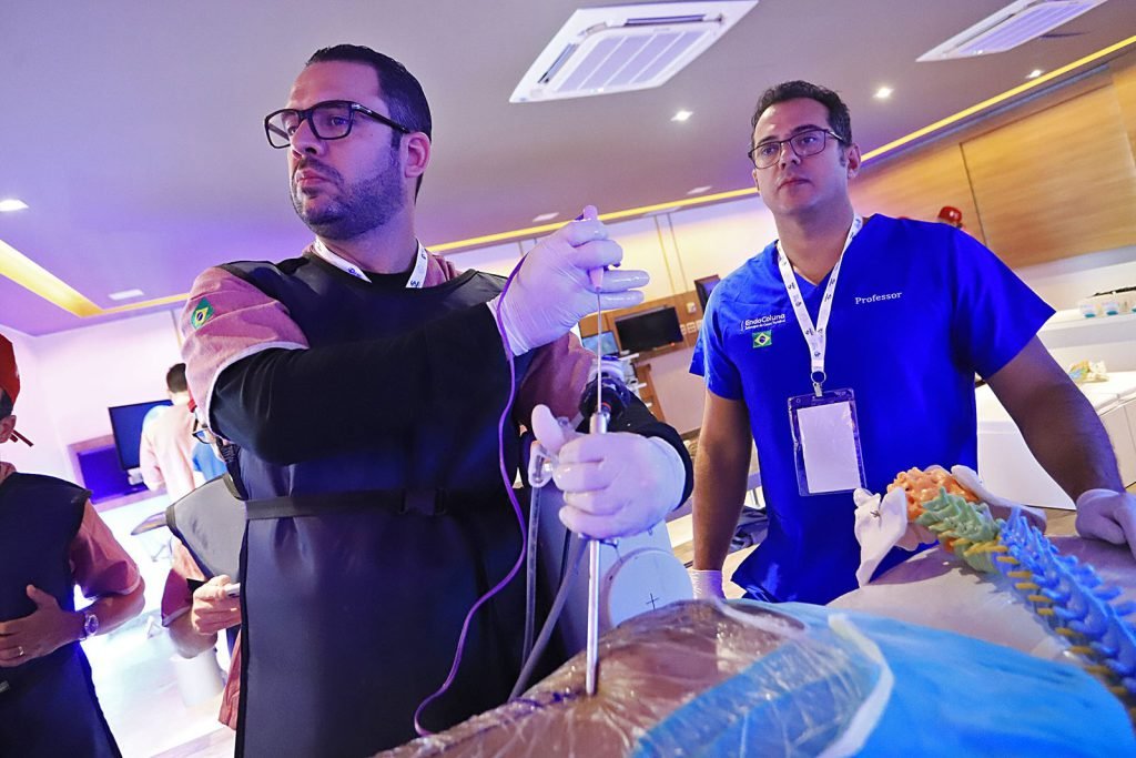 Aluno realiza cirurgia endoscópica da coluna sob supervisão de professor no EndoColuna Cadaverlab