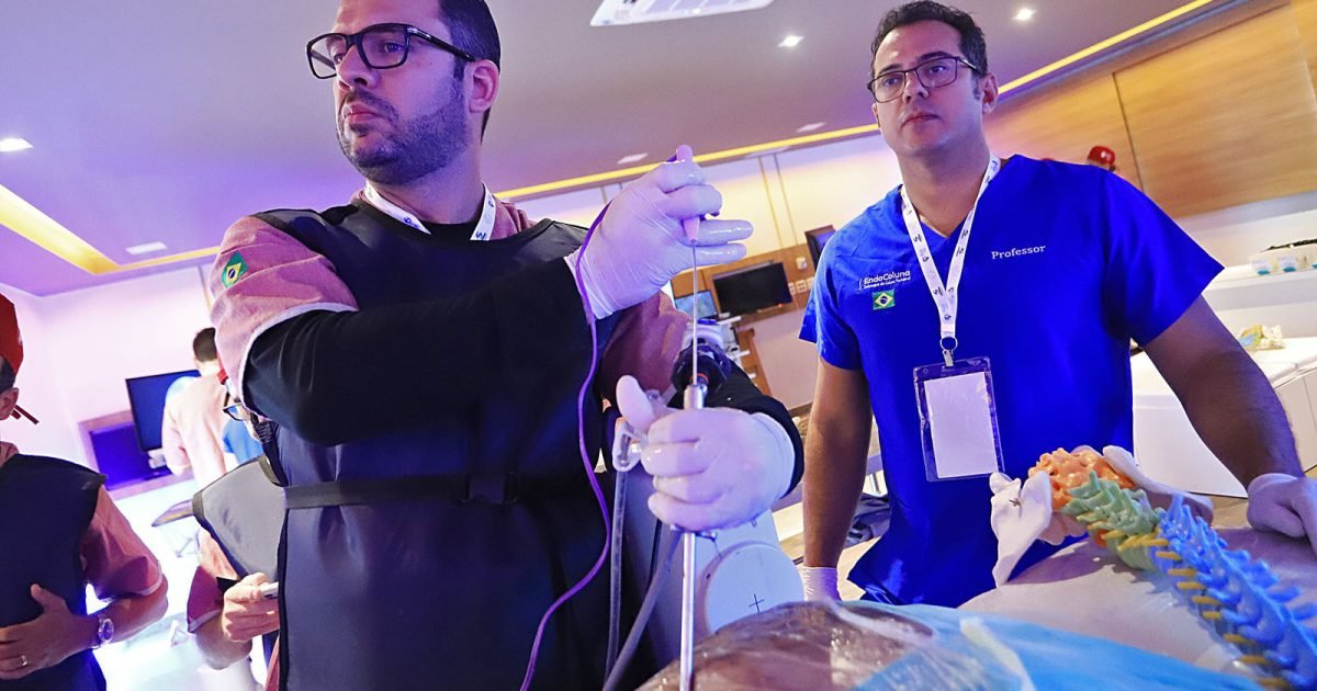 Aluno realiza cirurgia endoscópica da coluna sob supervisão de professor no EndoColuna Cadaverlab