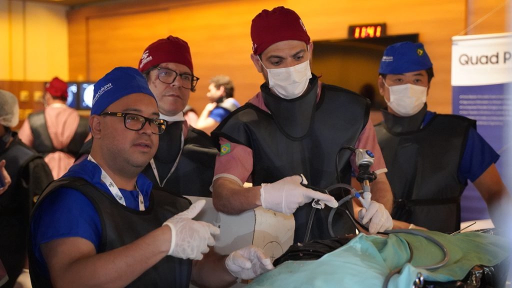 Alunos e instrutores durante o treinamento hands-on de cirurgia endoscópica da coluna no EndoColuna Cadaverlab