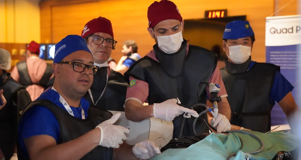 Alunos e instrutores durante o treinamento hands-on de cirurgia endoscópica da coluna no EndoColuna Cadaverlab
