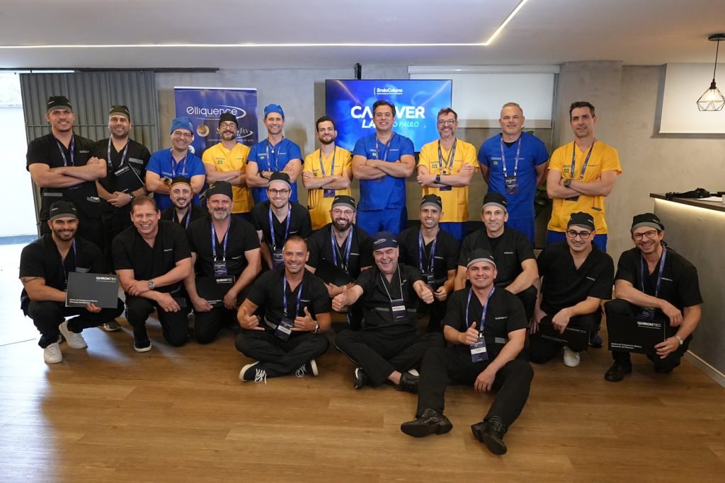 Turma de cirurgiões do EndoColuna Cadaverlab em São Paulo