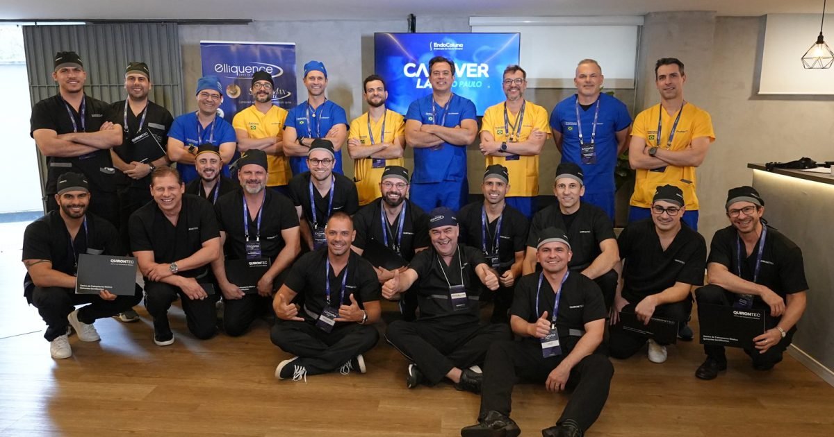 Turma de cirurgiões do EndoColuna Cadaverlab em São Paulo