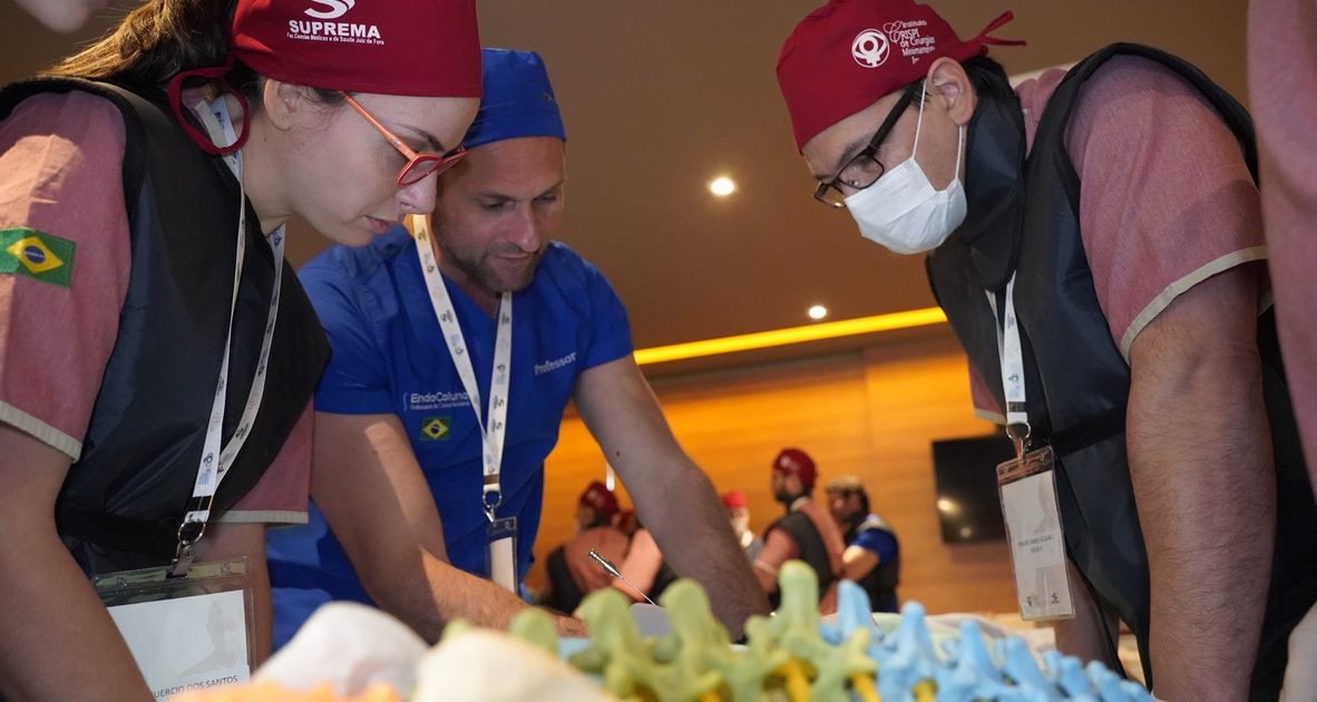 Alunos praticam a técnica com instrutor durante o treinamento do EndoColuna